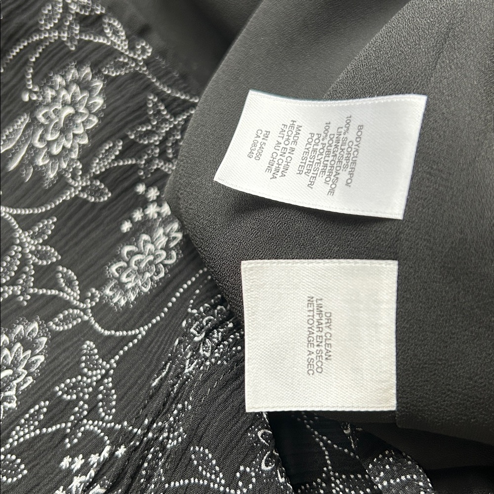 Jones New York Short Sleeve Black Blouse With White Flowers Printed all Over. - Picture 4 of 4